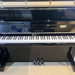 Piano acústico de pared YAMAHA.