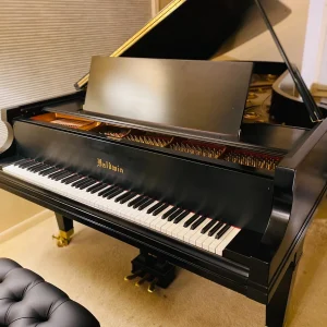 Piano de cola Baldwin negro de concierto.
