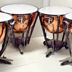 Juego de timbales orquestales de cobre con pedal y ruedas