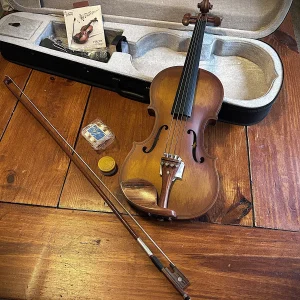 Violín acústico de madera con arco y estuche.